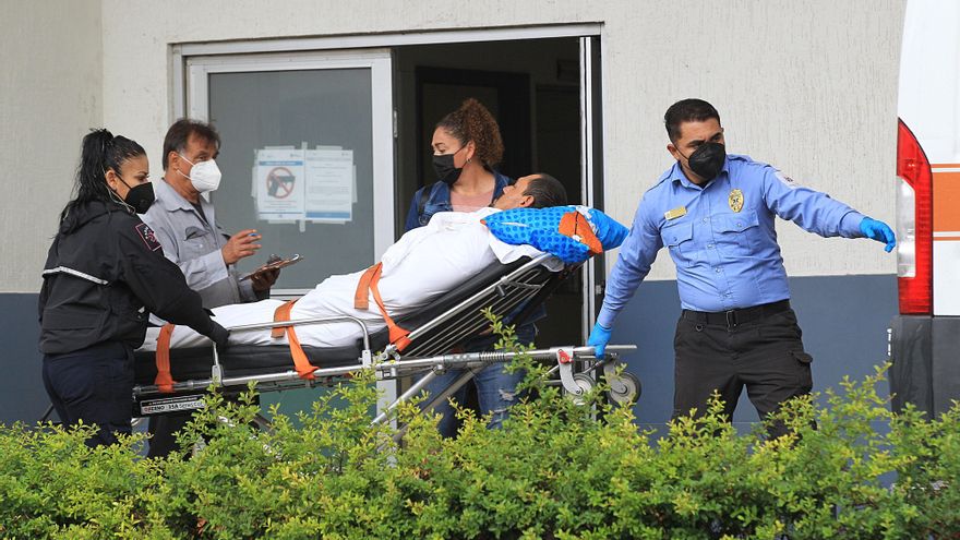 Personal de salud transporta a un paciente contagiado con covid-19, en el Hospital General en Ciudad Juárez, estado de Chihuahua (México). EFE/Luis Torres/Archivo