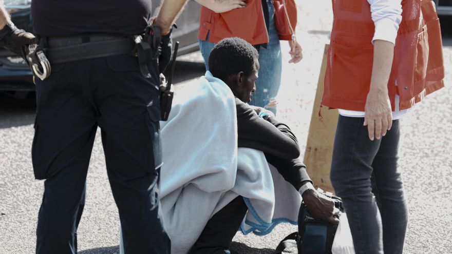 Dos sanitarias ayudan a un inmigrante en Puerto Estaca, a 29 de octubre de 2023, en El Hierro.