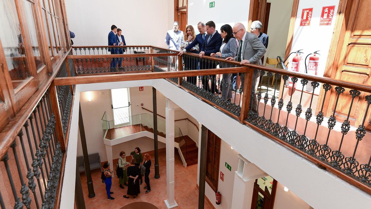 El presidente del Cabildo de Gran Canaria, Antonio Morales, en el recorrido del edificio de la nueva sede en la capital del Instituto para la Gestión Integrada del Patrimonio Mundial y la Reserva de la Biosfera