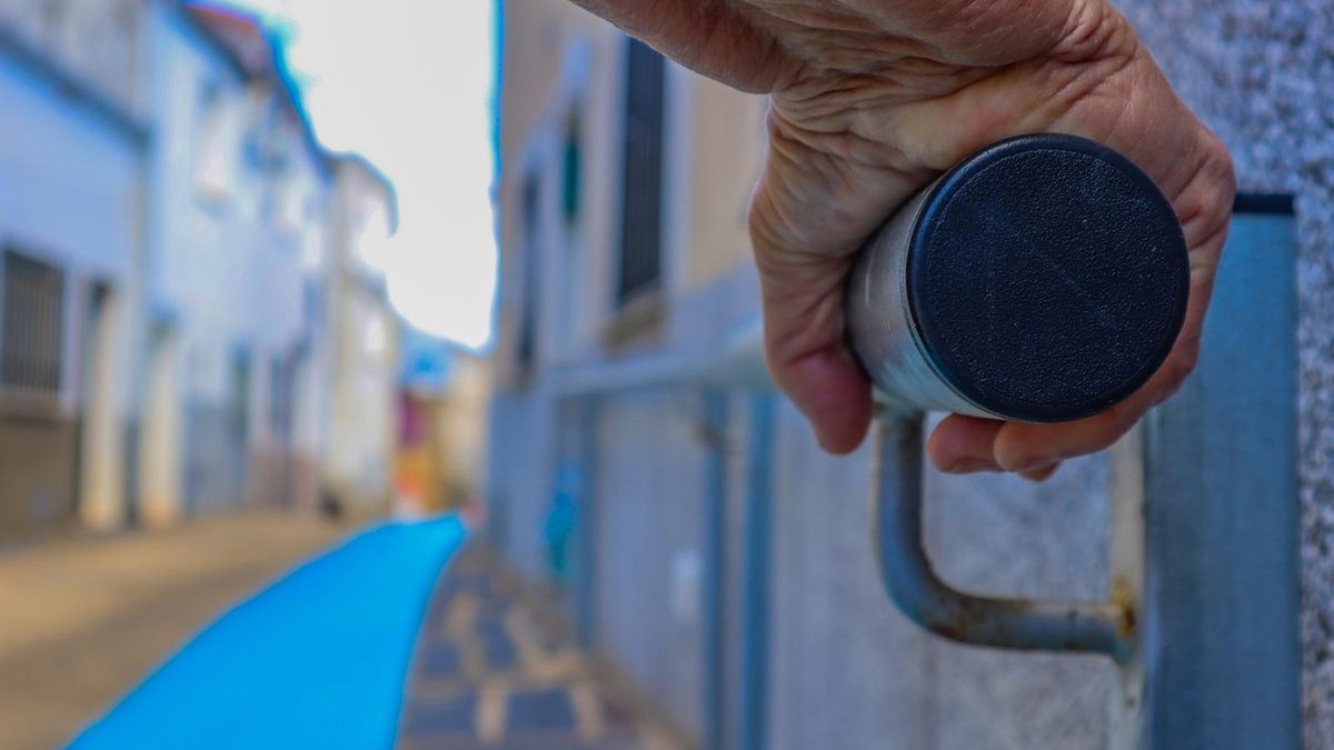 La rebelión de la línea azul: Pescueza, el pueblo‑residencia que se niega al exilio del geriátrico