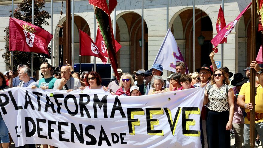 Medio millar de leoneses llevan a Madrid la protesta para que Feve vuelva a llegar al centro de León