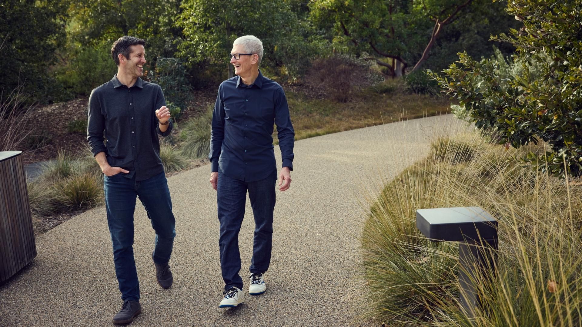 John Ternus (izquierda) y Tim Cook