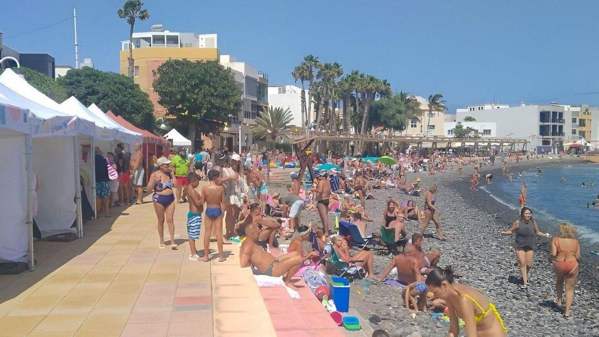 Feria instalada en un paseo junto a una playa en Gran Canaria.