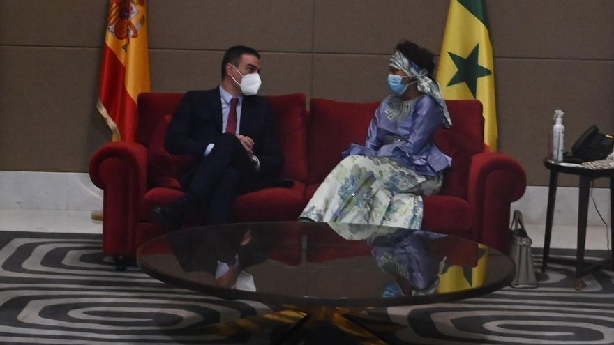 El presidente del Gobierno, Pedro Sánchez, junto a una delegación del Gobierno de Senagal tras su llegada a Dakar esta mañana.