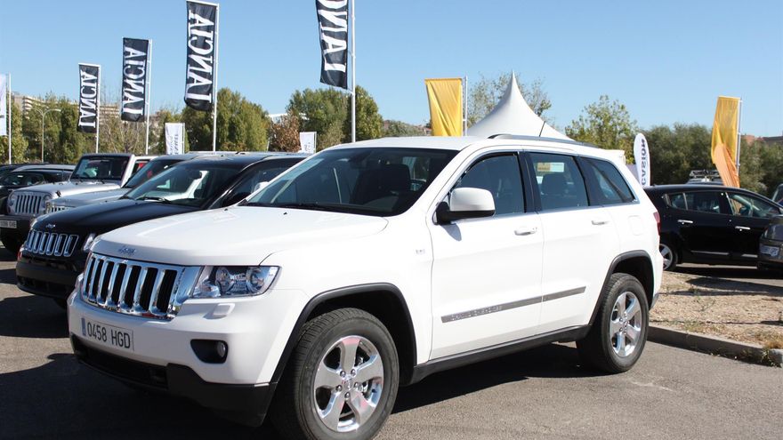 Una feria de vehículos de ocasión en una imagen de archivo