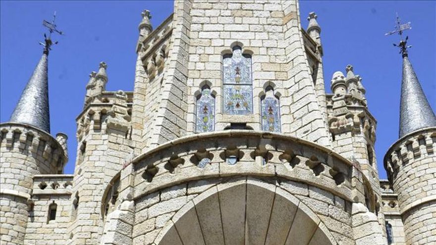 El nuncio del Papa en España abre el centenario del Palacio de Gaudí, un tesoro y un ejemplo