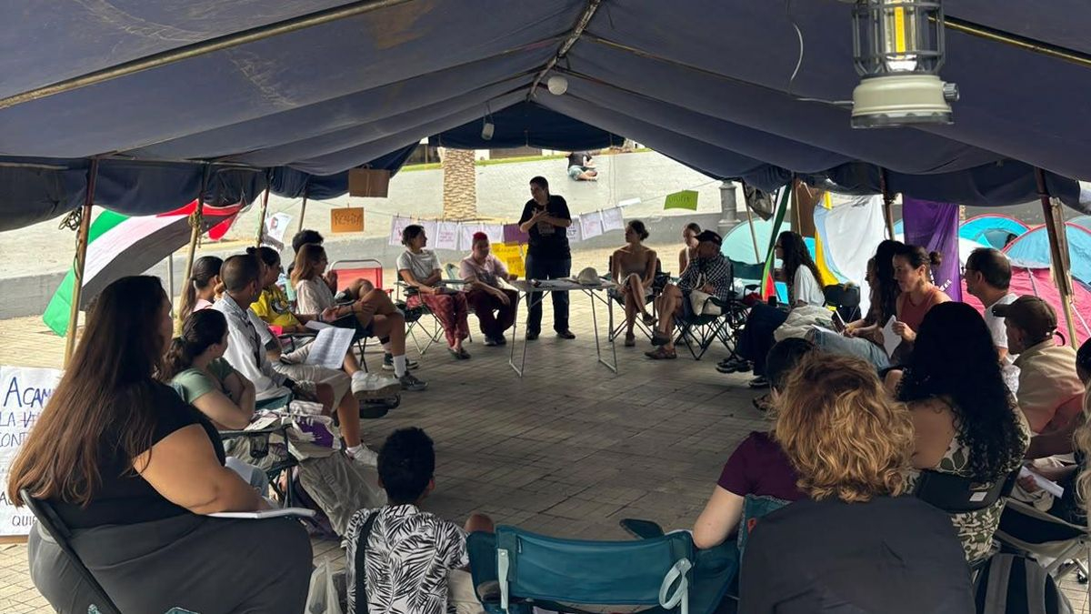 Una clase de la ULPGC se traslada a la acampada: "Salimos de los apuntes y vimos que otro mundo es posible"