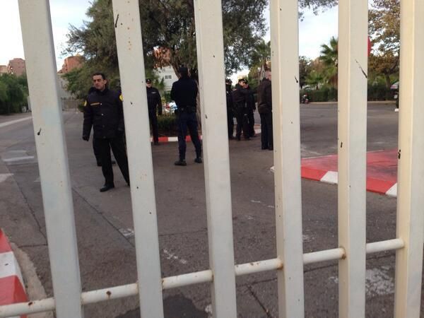 La policía custodia la sede de RTVV tras el cierre Foto de @matalcaraz