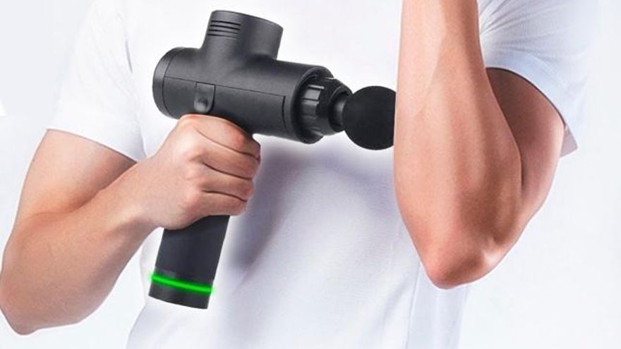 Pistolas de masaje percutivo: beneficios y riesgos de la técnica de moda en el deporte