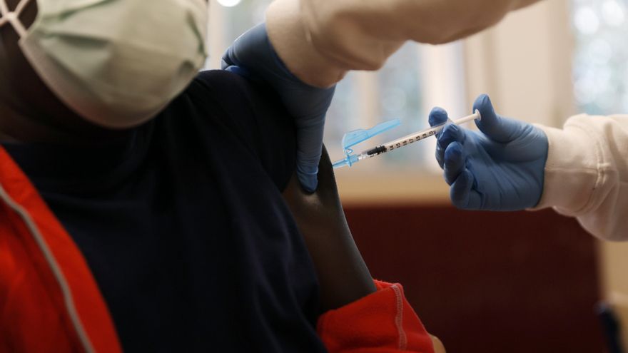 El proceso de vacunación contra la COVID-19 en el CEIP Antonio Machado de València.