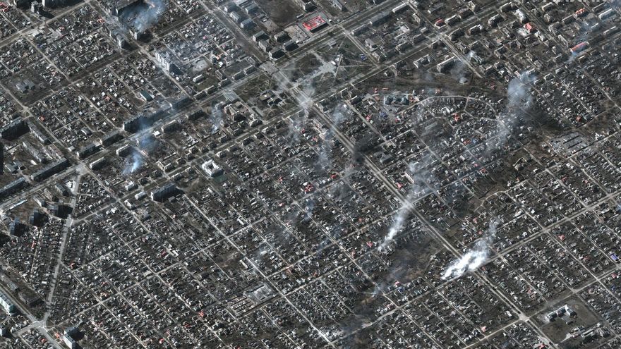 Imagen de satélite del area residencial de Livoberezhnyi, en Mariupol, en la que se aprecian varias colunmas de humo.