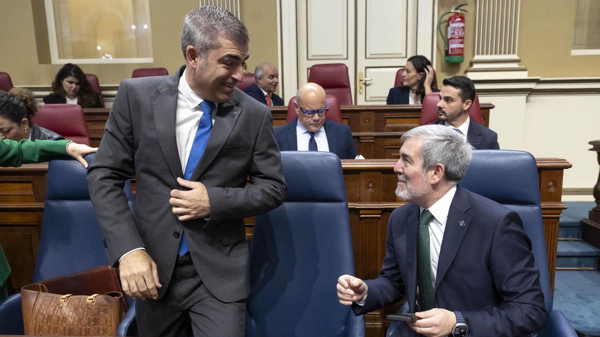 El presidente del Gobierno de Canarias, Fernando Clavijo (d), y el vicepresidente, Manuel Domínguez (i), momentos antes del comienzo del debate sobre el Estado de la Nacionalidad, celebrado este miércoles. EFE/ Miguel Barreto
