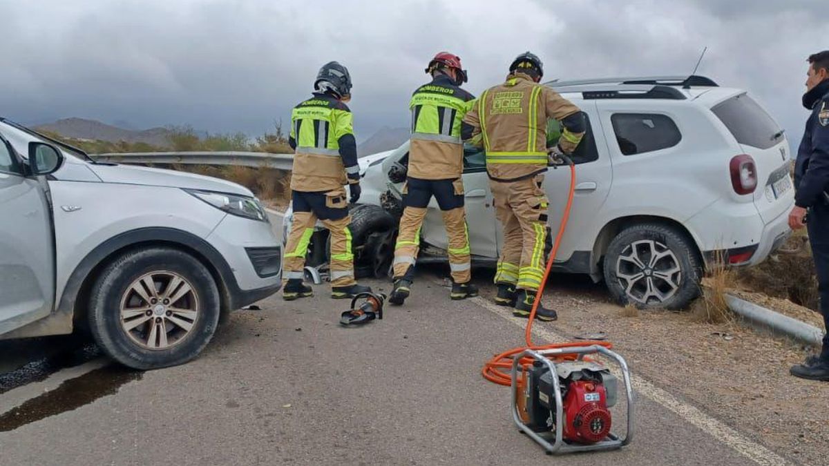 Un equipo de bomberos de la Región de Murcia acude a un accidente en carretera.