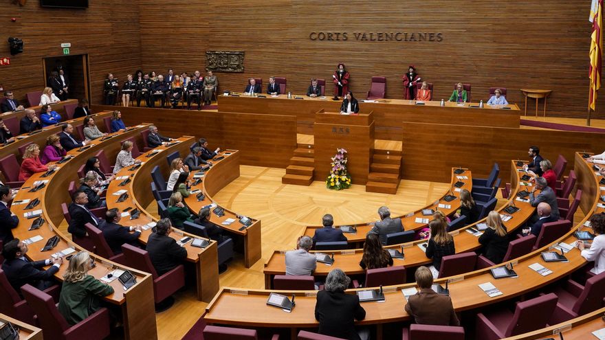 La presidenta de Les Corts preside un pleno.
