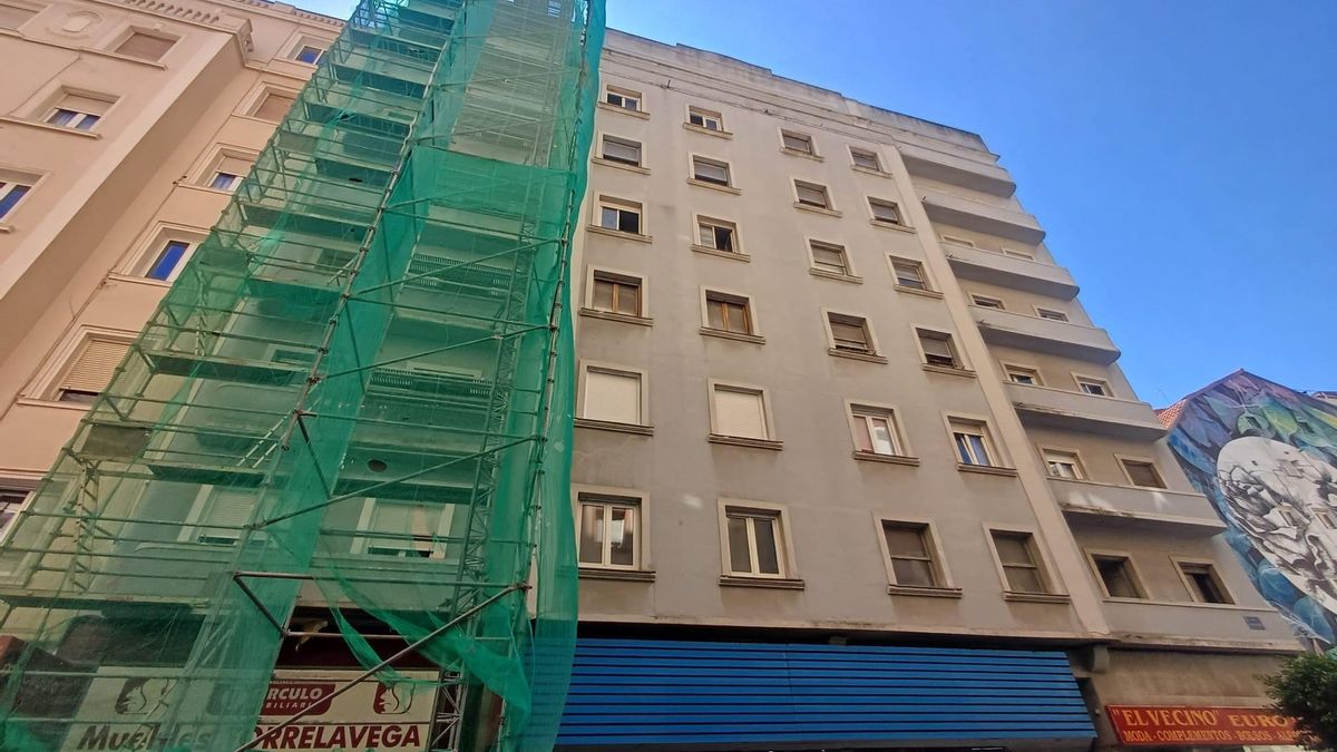 El fondo inmobiliario dueño del edificio desalojado en Santander por empezar a reformarlo con tres inquilinos dentro intentó echarles hace dos años