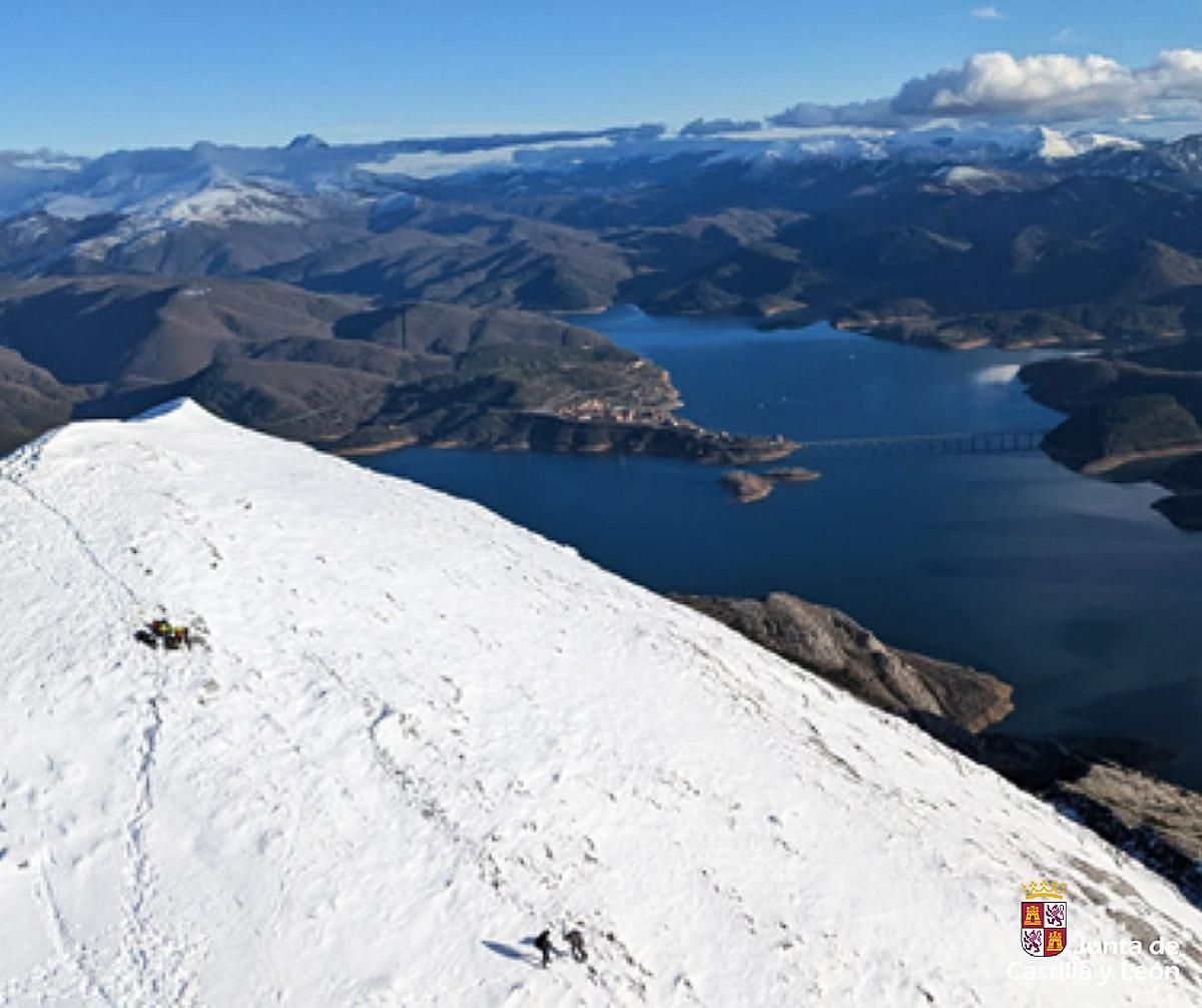 El pico Yordas nevado con el pantano de Riaño al fondo.