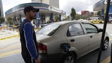 El Ministerio de Energía, en un comunicado, señaló que el próximo 11 de julio regirá el nuevo mecanismo de fijación de precios, que gracias al llamado "mecanismo técnico de política de bandas móviles", permitirá aumentar o reducir el valor hasta en un 5 por ciento mensual.