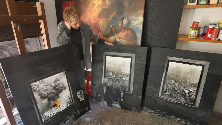 Isabel Oliver muestra varias obras en su estudio de Valencia.