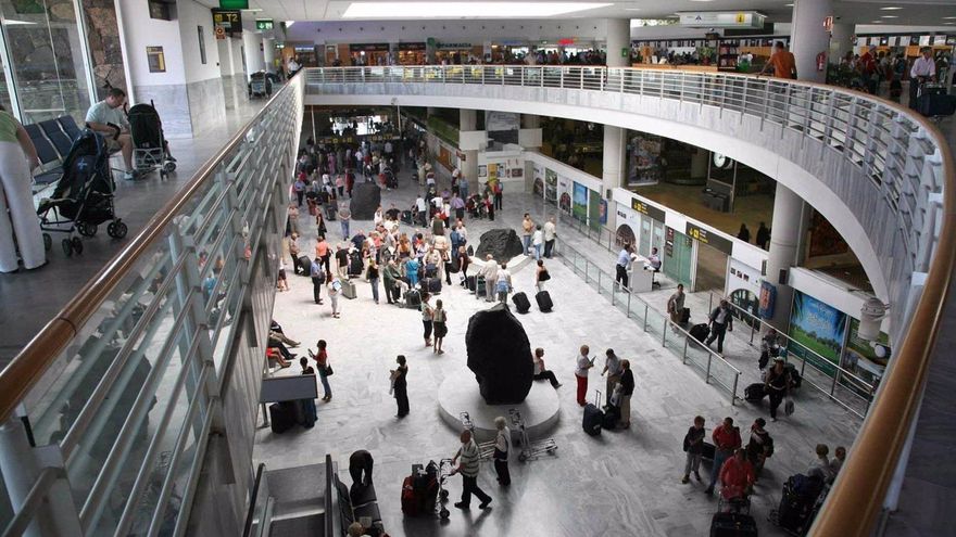 Un turista agrede a tres guardias civiles en el aeropuerto de Lanzarote