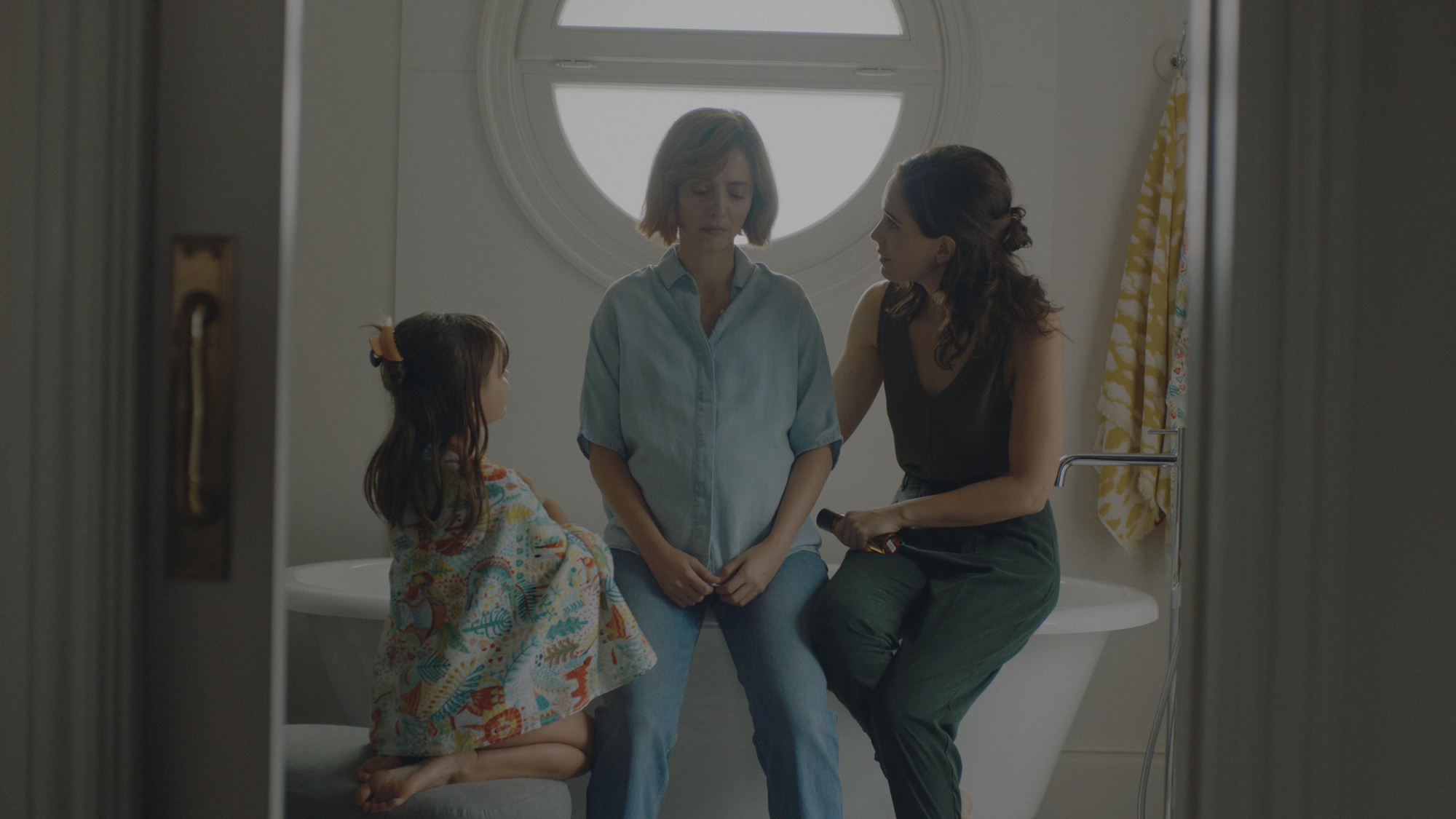 Manuel Burque ya se deja ver en 'Vidas perfectas', la serie de Leticia Dolera en Movistar