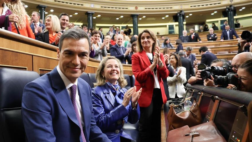 La bancada socialista aplaude a Sánchez a su llegada a la segunda jornada de la sesión de investidura.