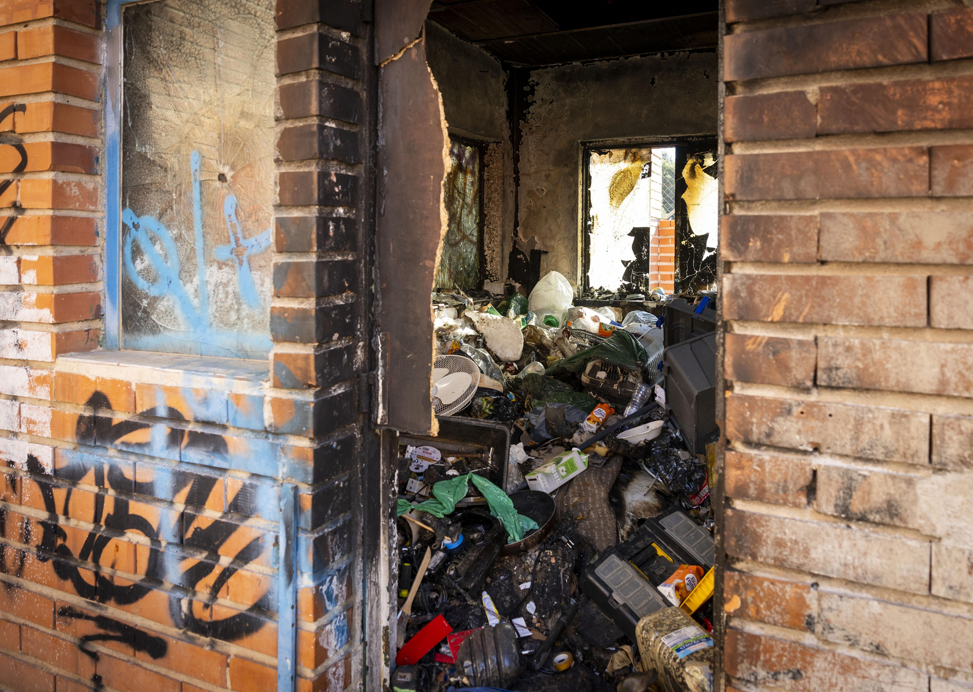 Una de las estancias de la vieja prisión, invadida por los escombros
