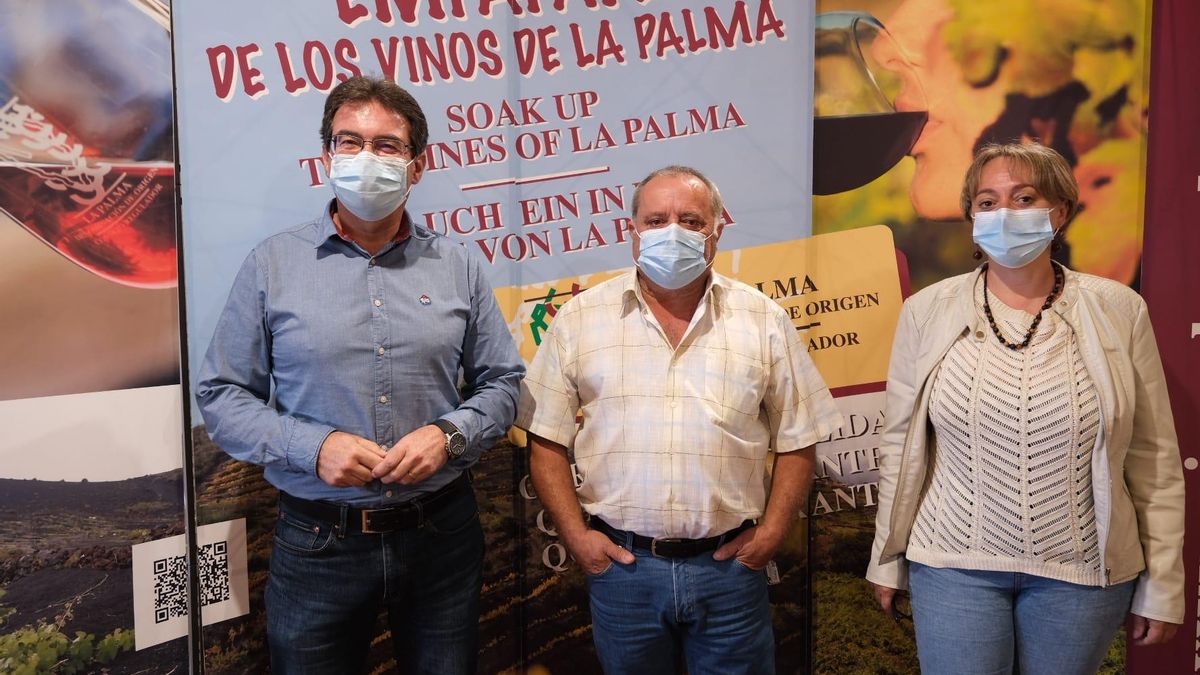 José Adrián Hernández (i), vicepresidente del Cabildo de La Palma y consejero de Agricultura, Ganadería y Pesca,  con responsables del Consejo Regulador de la Denominación de Origen Protegida Vinos La Palma.