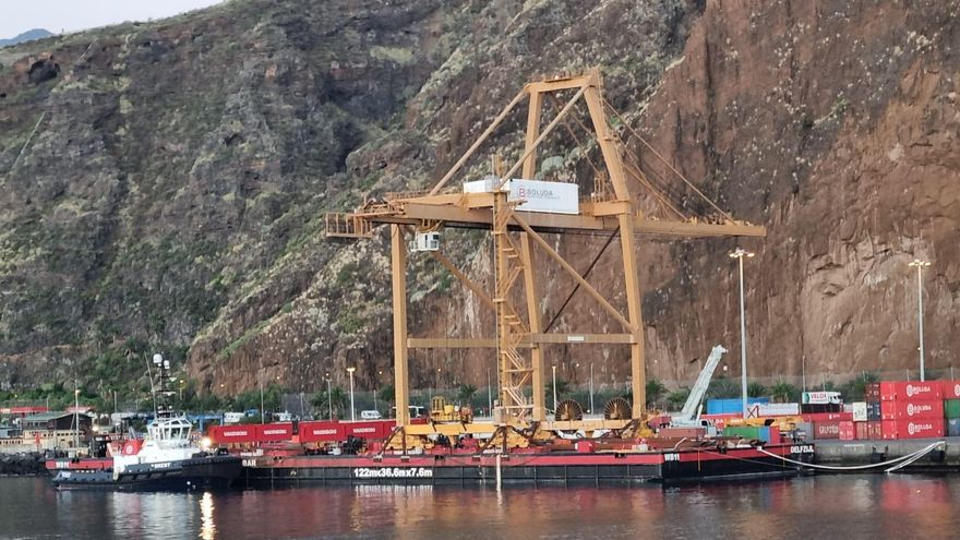 La nueva grúa en el Muelle de Contenedores  o Polivalente del Puerto de Santa Cruz de La Palma.