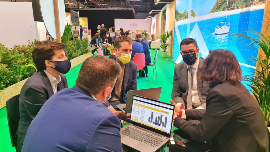 El concejal de Turismo en una reunión en FITUR