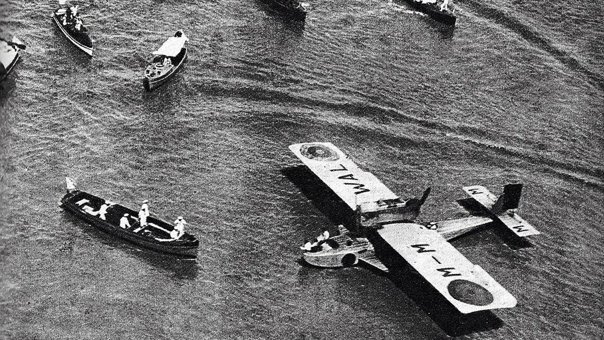 Amerizaje del Plus Ultra en Río de la Plata, Buenos Aires (Argentina).
