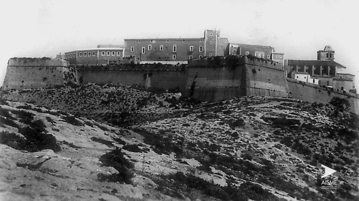 Las murallas de Dalt Vila, la catedral y el castillo donde se produjo la masacre perpetrada por los milicianos anarquistas.