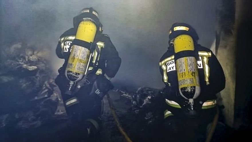 Dos bomberos con equipos de respiración para sofocar las llamas. / Foto Bomberos de León