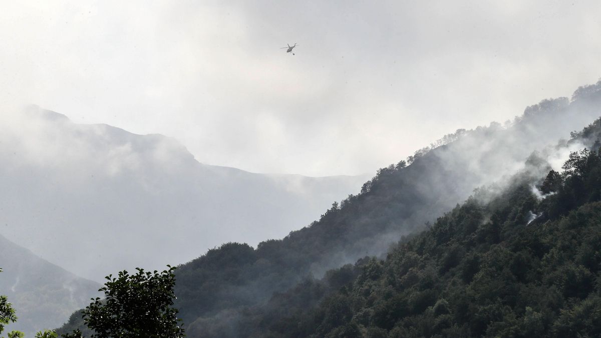 Incendio este lunes en las inmediaciones de Villar de Vildas, en el parque Natural de Somiedo. EFE/J.L. Cereijido/Archivo
