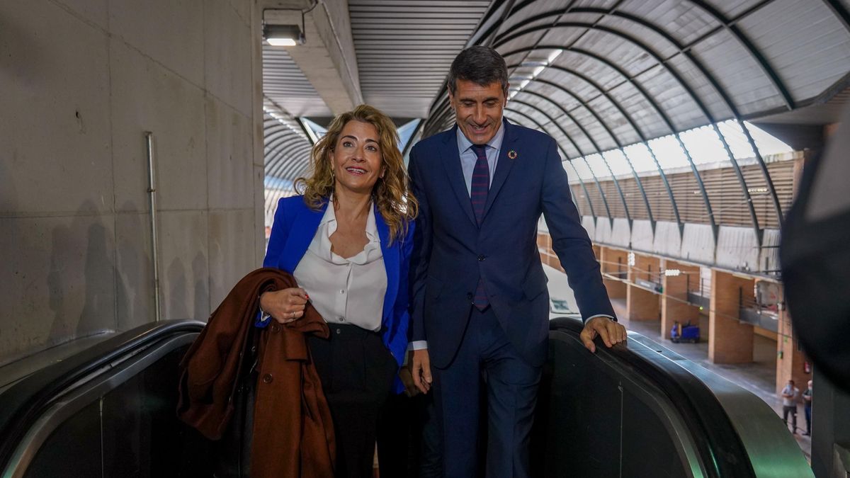 Raquel Sánchez en Santa Justa con el delegado del Gobierno en Andalucía, Pedro Fernández.