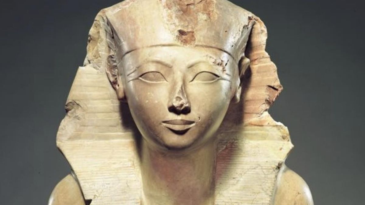 El hecho de que muchas estatuas de Hatshepsut fueran aprovechadas en nuevas construcciones sin borrar sus rasgos confirma que no se pretendía borrar su imagen