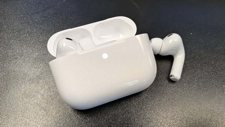Apple equipa sus AirPods con traducción en inglés, español, portugués, francés y alemán