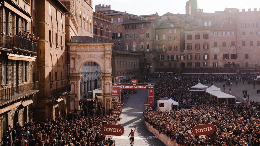 Pidcock vuela sobre la Toscana y apunta la Strade Bianche en su palmarés