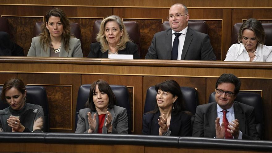 Ministros aplauden durante una sesión de control al Gobierno, en el Congreso de los Diputados, a 23 de octubre de 2024, en Madrid (España).