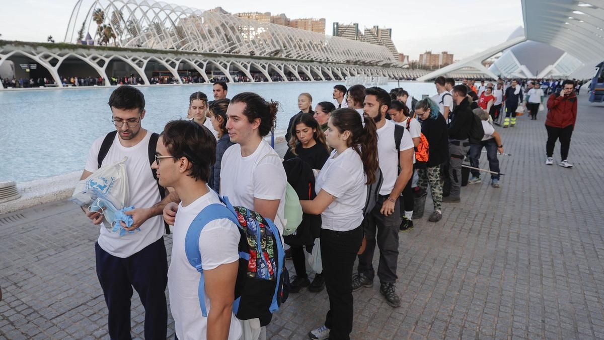 Miles de personas hacen fila para coger los buses que les llevarán a los lugares afectados por la DANA