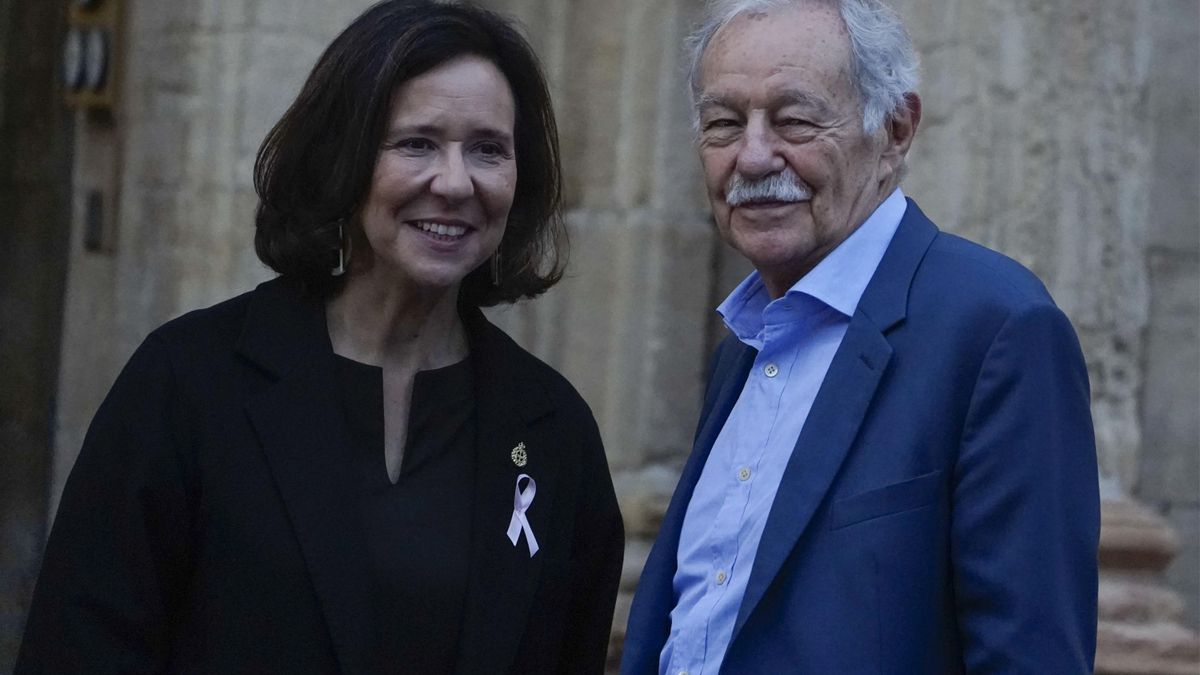 El escritor Eduardo Mendoza junto a la directora de la Fundación Princesa de Asturias, Teresa Sanjurjo.