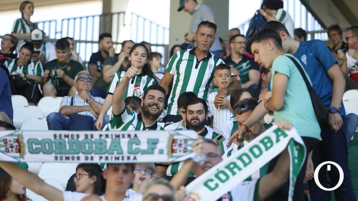 Grada Blanquiverde del partido entre el Córdoba CF y AD Alcorcón
