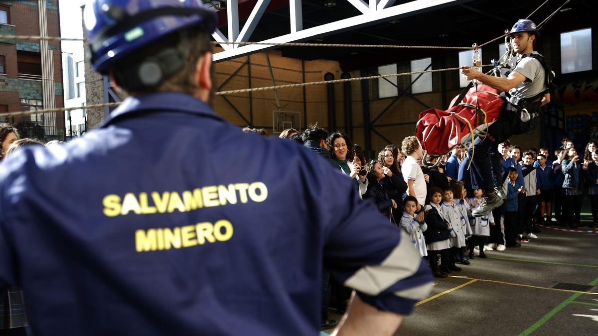 La Brigada de Salvamento Minero en un colegio de Oviedo.