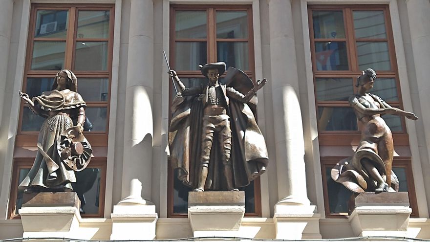 Los autómatas de madera de Ángel Ferrant vuelven a la fachada del Albéniz