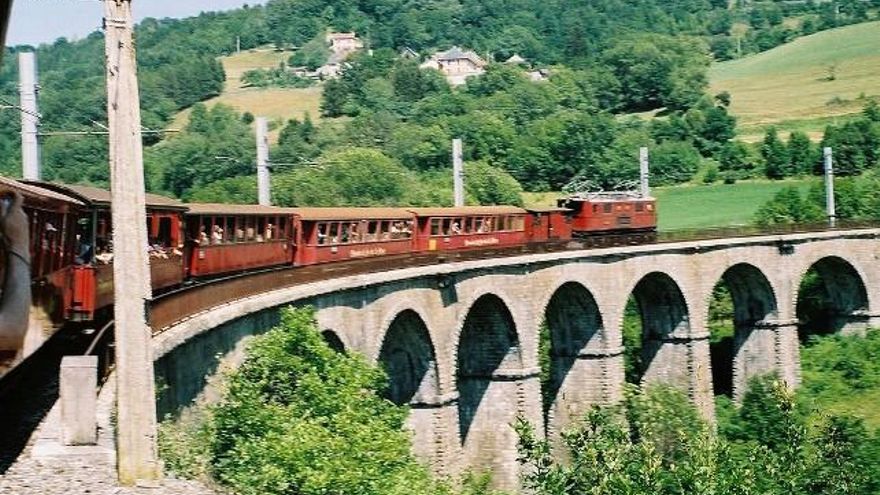 Una antigua fotografía del tren turístico francés de La Mer D'Isere.