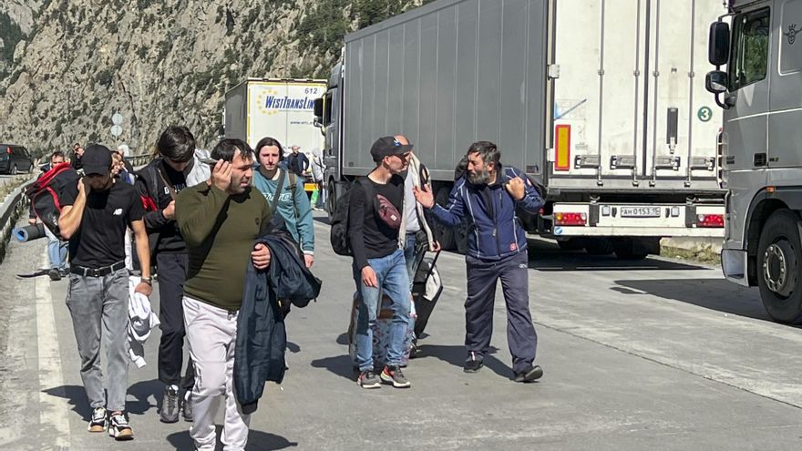 Ciudadanos rusos cruzan la frontera entre Rusia y Georgia por el puesto fronterizo de Kazbegui, a 150 kilómetros de Tiflis. EFE/ Misha Vignanski