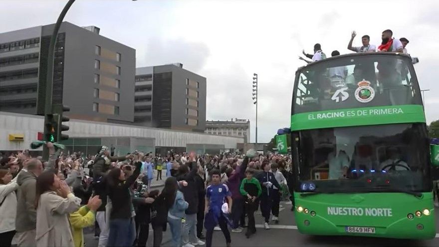 Miles de racinguistas acompañan al autobús descapotable en la celebración del ascenso a Primera del Racing
