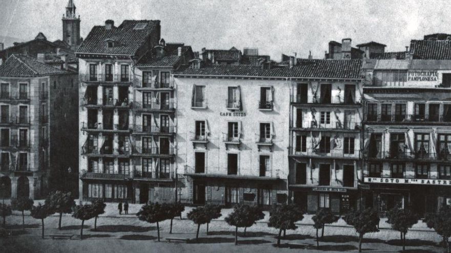 Fachada del Café Suizo en la Plaza del Castillo en 1872