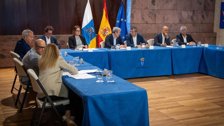Los grupos canarios, salvo Vox, cierran filas con la reforma legal para derivar menores migrantes a otras comunidades