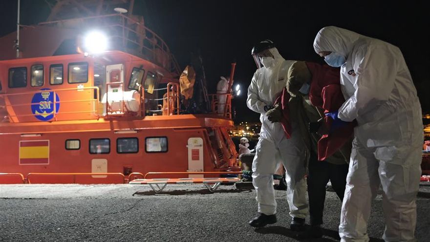 Una de las personas rescatadas en patera este viernes. EFE/Ángel Medina