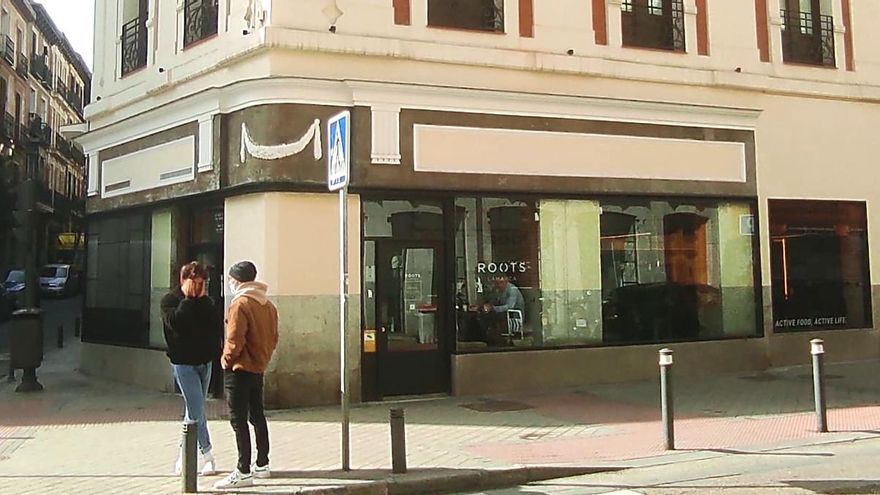 Roots Lamarca, en Fernando VI, comida para llevar pero con numerosas mesas y sillas para degustarla en el mismo local